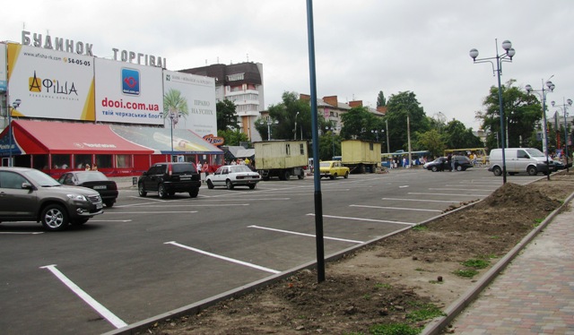 Стоянку заасфальтували. Квіти садитимуть на клумбі, де стоять ліхтарі