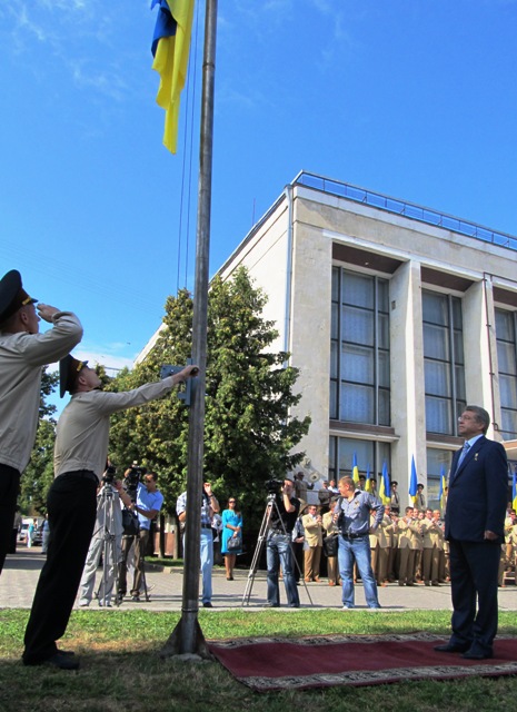 Губернатору простелили червону доріжку до прапора