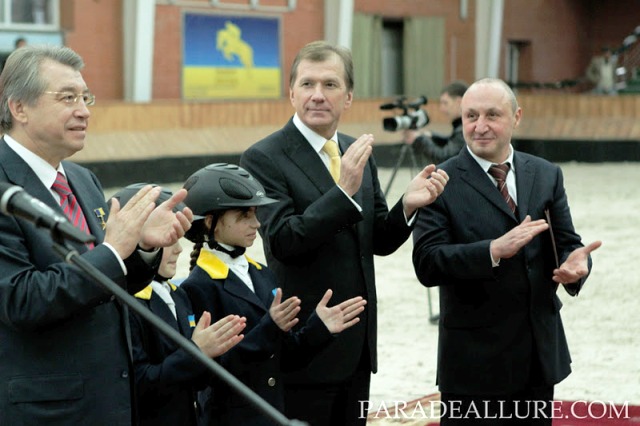 Власник конезаводу Валентин Ничипоренко - крайній праворуч