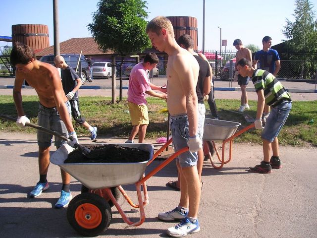 У суботнику взяло участь 28 активістів