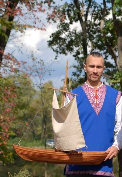 Вже як місяць разом із чудовою людиною, інженером конструктором, винахідником - Юрієм Михайловичем Фоміним, займаємось проектуванням, а в подальшому і будівництвом Козацької Чайки. - Наразі зараз ведеться вивчення історичної літератури та проводиться аналіз знайденого матеріалу. - А також вже розпочато проектування, пошук форми та підготовка креслень човна Вже як місяць разом із чудовою людиною, інженером конструктором, винахідником - Юрієм Михайловичем Фоміним, займаємось проектуванням, а в подальшому і будівництвом Козацької Чайки. - Наразі зараз ведеться вивчення історичної літератури та проводиться аналіз знайденого матеріалу. - А також вже розпочато проектування, пошук форми та підготовка креслень човна