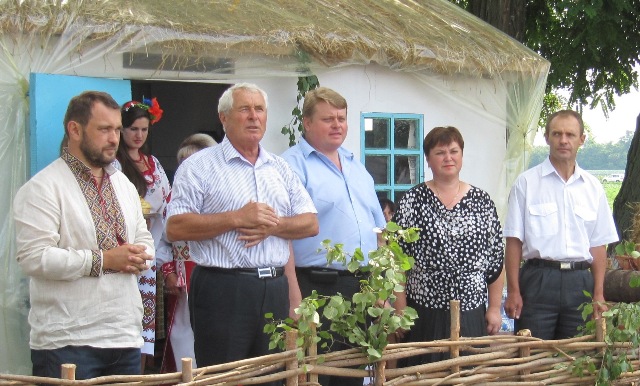 Під час урочистого відкриття Дня поля (зліва на право) науковий консультант з агровиробництва корпорації «Дніпро», кандидат сільськогосподарських наук А.П.Душейко, Почесний голова асоціації «Незалежне об’єднання сільськогосподарських підприємств Чорнобаївського району» П.Г.Душейко, директор департаменту агропромислового розвитку ОДА І.Л.Колодка, начальник управління агропромислового розвитку Чорнобаївської РДА А.В.Бука, заступник директора департаменту агропромислового розвитку ОДА І.Г.Точений