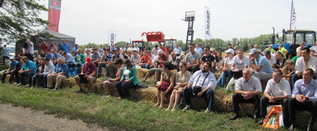 Кожна деталь в організації заходу ретельно продумувалася, щоб створити відповідний дух поля. От і імпровізований зал засідань зробили з солом’яних брикетів: і зручно, і оригінально