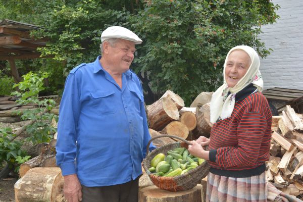 Василь та Надія Шумські задоволені співпрацею з «Урожаєм». Орендар сумлінний, а тому людям немає чого переживати: з пайовиками розрахунок вчасний та й на розвиток  села кошти немалі виділяє підприємство. Що обіцяє людям, те й виконує.