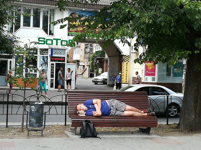 07.00 ранку, центральна алея, район Будинку Торгівлі. Напевно, готується до іспитів... 07.00 ранку, центральна алея, район Будинку Торгівлі. Напевно, готується до іспитів...