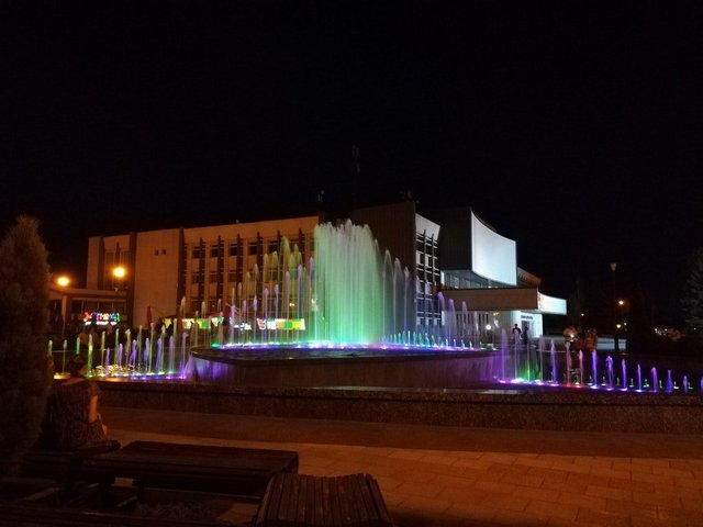 Черкаси – легке місто для життя городян. Тут легко жити, тут легко відпочивається, дихається. Фонтан, центр міста, 22.00 Черкаси – легке місто для життя городян. Тут легко жити, тут легко відпочивається, дихається. Фонтан, центр міста, 22.00