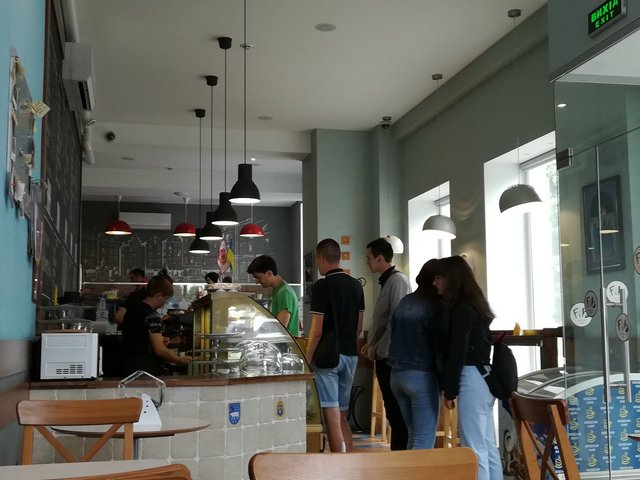 Ранкова чергу на кавопій. Великий наплив людей був з 11.00 до 12.00. Цілодобова скандинавська кав'ярня Fika Ранкова чергу на кавопій. Великий наплив людей був з 11.00 до 12.00. Цілодобова скандинавська кав'ярня Fika