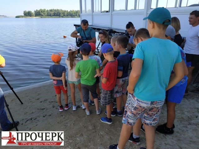 А зустріти плавця прийшли малі спортсмени з клубу 