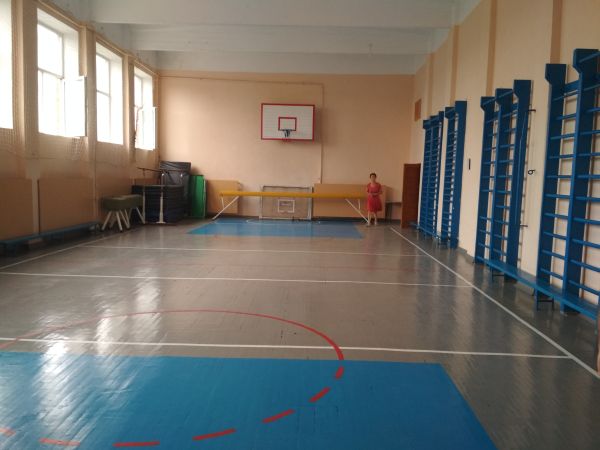 Гарний спортзал, який вигідно відрізняється від спортзалу школи №6...