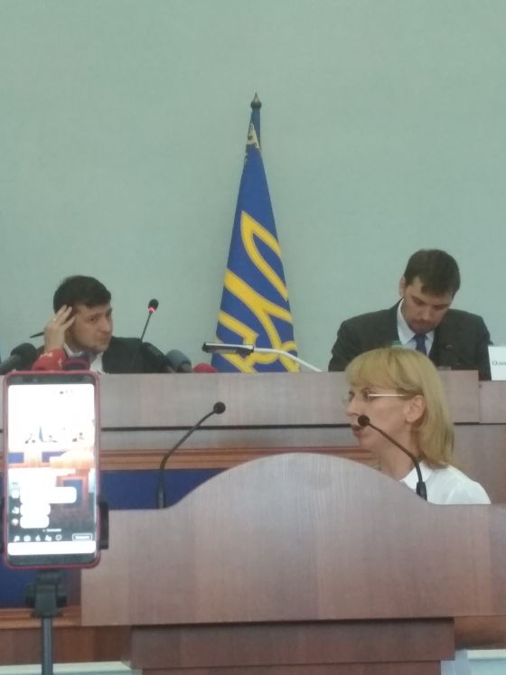 Інколи стояв такий гул, що Володимир Зеленський чув не всіх. Інколи стояв такий гул, що Володимир Зеленський чув не всіх.