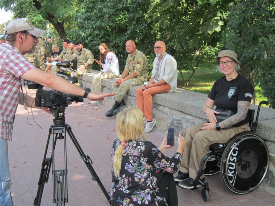 Інтерв’ю журналістам дає Яна Зінкевич – українська медик-доброволець, під час війни на сході України командирка медичного батальйону „Госпітальєри”, що з часу створення врятував понад 2500 поранених українських воїнів та цивільних осіб з передової