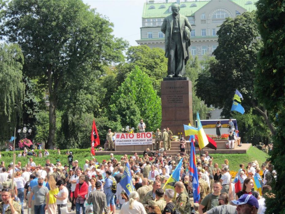 Збиралися ветерани біля пам’ятника Батькові Шевченку