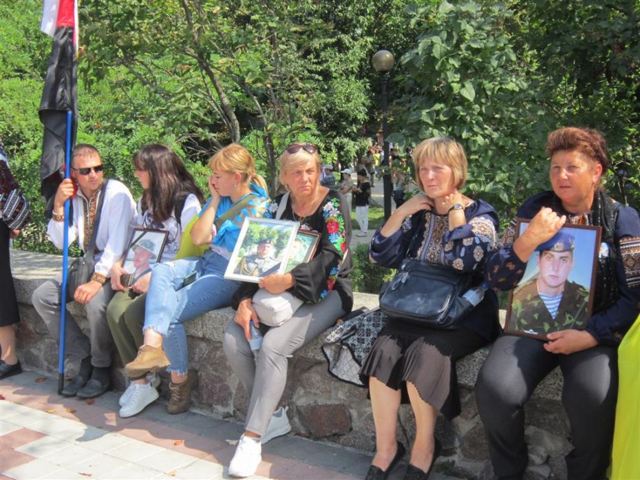 Матері полеглих з портретами своїх синів