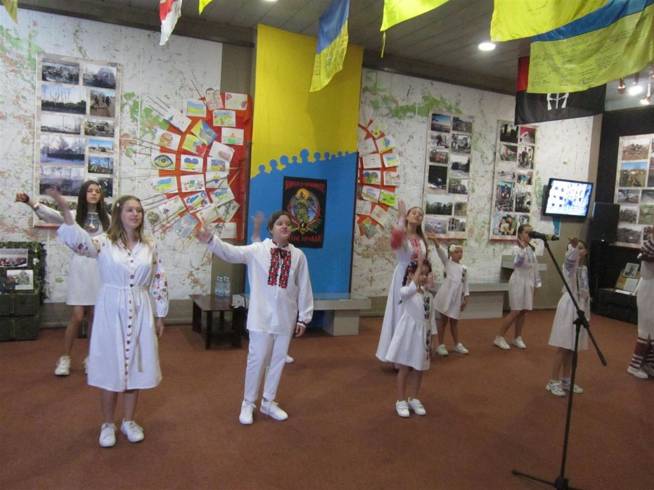 Виступає вокальний ансамбль „Перлина”