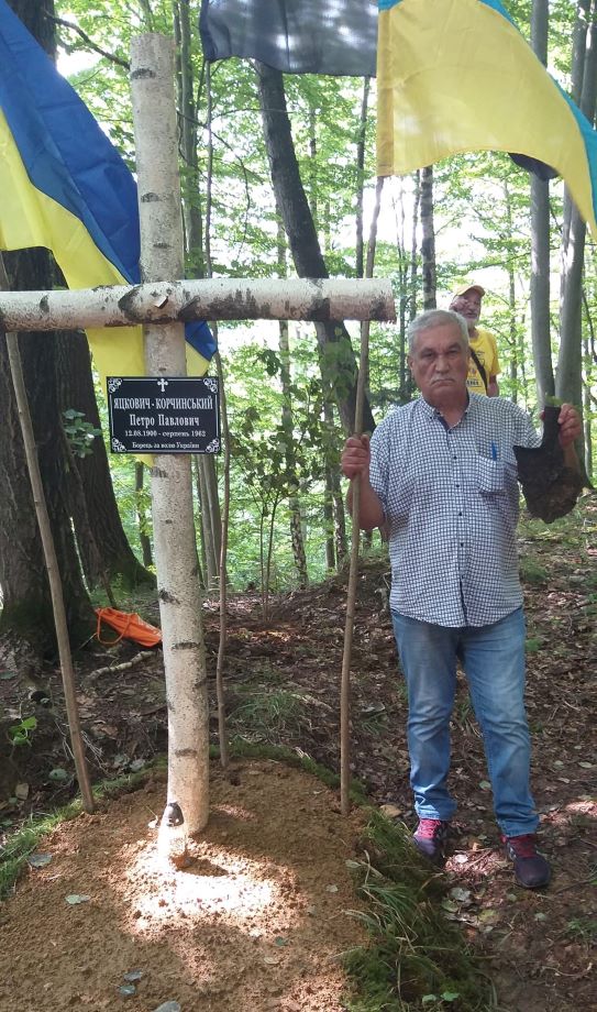 Василь Шкляр біля могили повстанця УПА Петра Корчинського ("Стрийка"). Серпень 2023 року