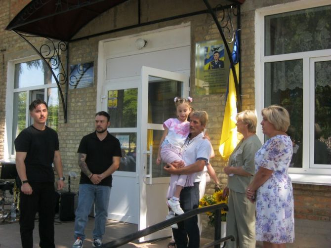Пропам’ятна дошка Євгену Лисенку на стіні ліцею його імені