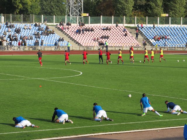 Розігрів черкаської (у синьому) і луцької (в червоному) команд