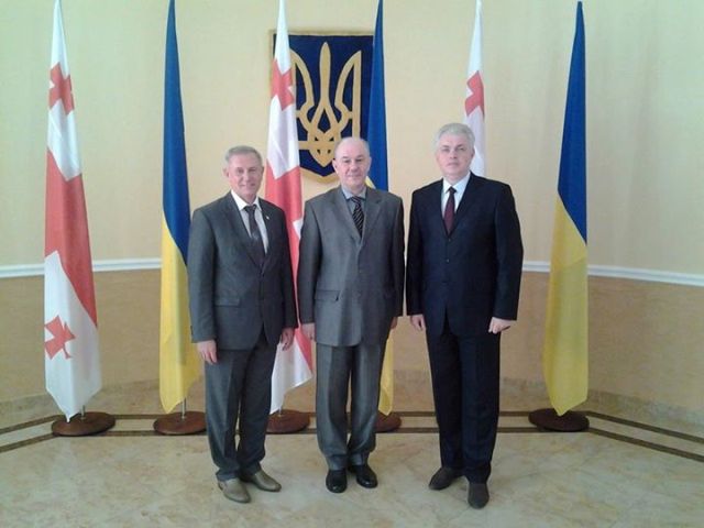 Директор Черкаського бізнес-коледжу Олег Куклін із Тимчасовим повіреним у справах України в Грузії Георгієм Назаровим