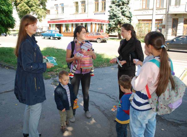 Наталія Співак та Наталія Соловей розповідають молодим мамам про можливості реалізації їх прав на захист гарантованих державою