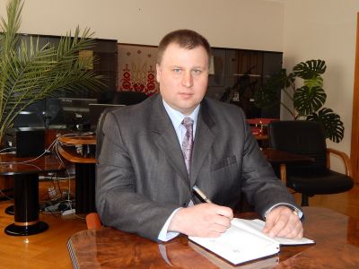У скарзі черкащан, надісланих у всі можливі інстанції йдеться, що пан Мартинюк нібито не боїться бунту підлеглих, бо має впливових покровителів у столиці, про що казав дорожникам. Чи може означати мовчання Києва, що ці слова правдиві?
