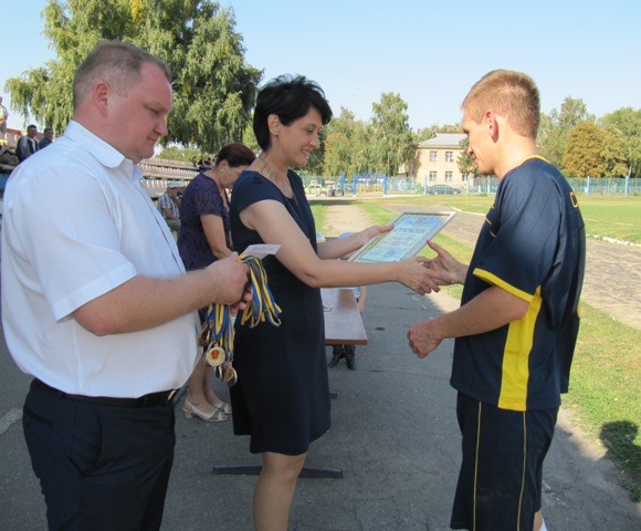 Нагороди та грамоти вручає голова селищної ради Алла Мірошніченко та син Григорія Григоровича Тарас Злидар