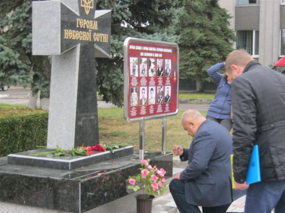 В.о. міського голови Сміли Віктор Федоренко вклоняється пам’яті героїв-захисників України біля пам’ятного знаку встановленого за внески небайдужих смілян