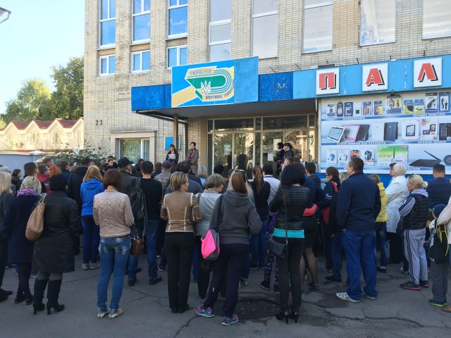 Обурені батьки дітей, що ходять до ДЮСШ, днями збиралися почути про плани подальших дій...
