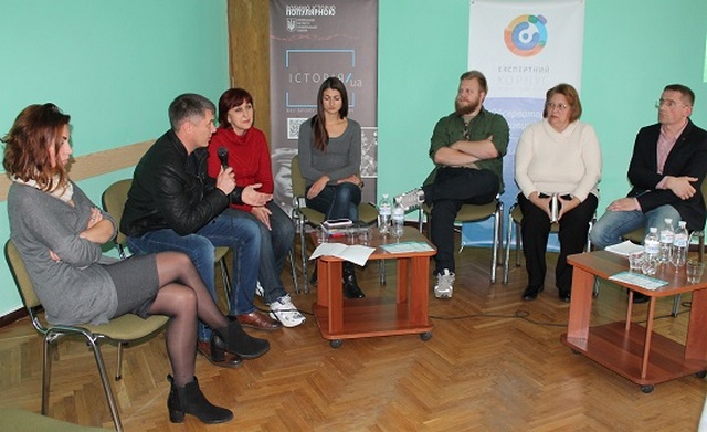 Під час спілкування на Фестивалі в Києві (черкащани Тарас Теліженко і Тетяна Григоренко на фото – другий і третя зліва)