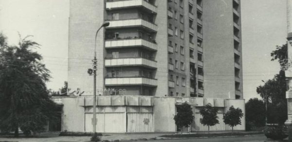 zhiloy-dom-na-sovremennoy-ulice-nebesnoy-sotni.12-600x293