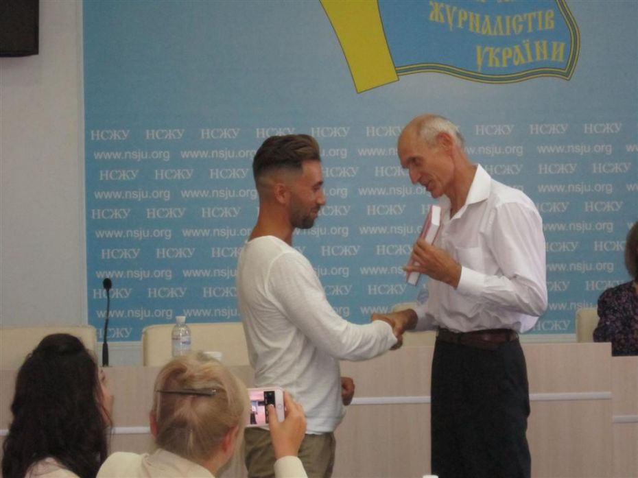 Газетяреві з Луганщини Андрію Крюкову свою книжку вручив особисто секретар НСЖУ Сергій Шевченко
