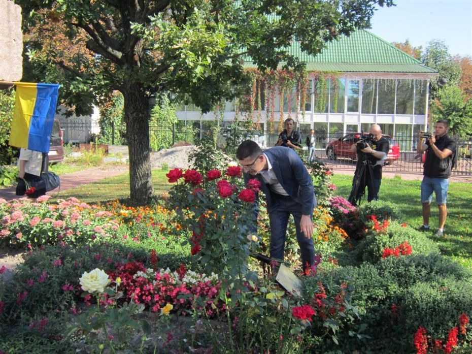 Квіти на могилу журналіста від голови НСЖУ Сергія Томіленко