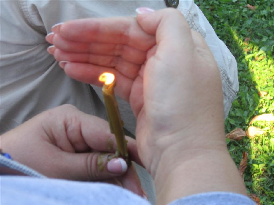 Свіча пам’яті в руках журналістки