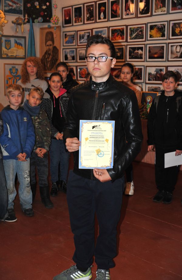 1. Ростислав Базилевський з нагородою