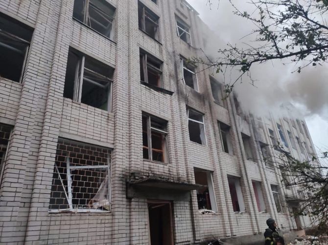 7 травня 2025 року по Умані вдарили російські дрони-камікадзе типу «Шахед». Один із них пошкодив навчальний корпус професійного аграрного ліцею. Ударною хвилею вибило понад сотню вікон, десятки дверей, пошкодило меблі, техніку й навчальні матеріали. Фото надане освітнім закладом