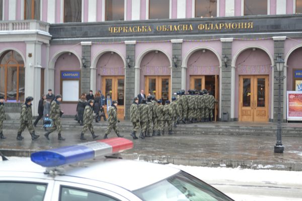 Глядачі поспішають у філармонію на урочистості