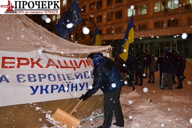 Поки хлопці формували групи, які мали виїхати на підтримку мітингувальників у Київ, заступник в. о. мера Черкас Павло Карась вирішив розігрітися і повідкидав сніг від намету Штабу національного спротиву