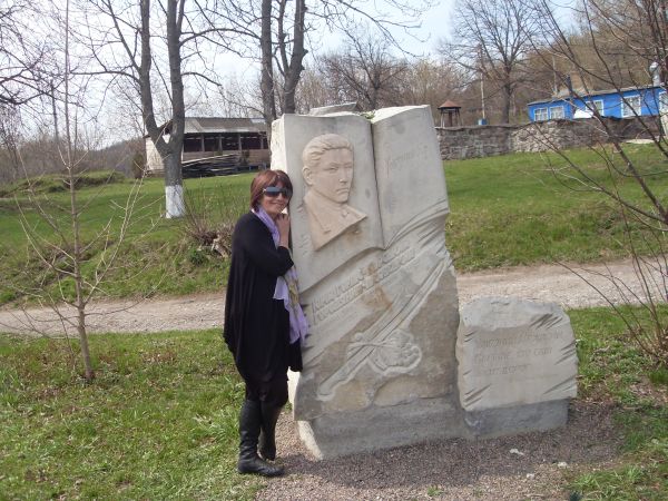 Лариса Янг-Лісовська біля пам’ятника батькові, Юрію Горлісу-Горському, у “столиці” Холодного Яру, селі Мельники Чигиринського району. Фото Назара Обідзінського
