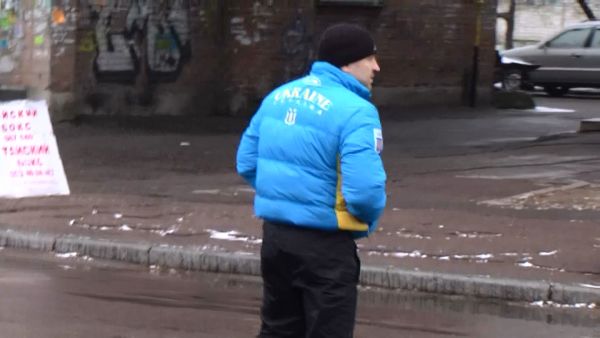 Опозиція стверджує, що це "права рука" Вадима Берези. Цей чоловік ховався від журналістів після того, як на Театральному майдані була здійснена провокація невідомими молодиками, які намагалися зчинити бійку і забрати в опозиціонерів намет Опозиція стверджує, що це "права рука" Вадима Берези. Цей чоловік ховався від журналістів після того, як на Театральному майдані була здійснена провокація невідомими молодиками, які намагалися зчинити бійку і забрати в опозиціонерів намет