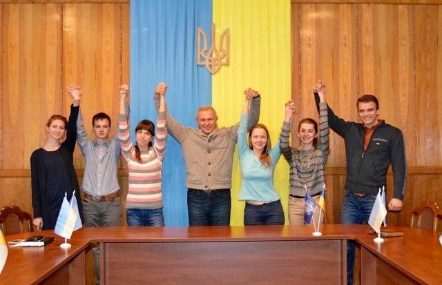 На фото зліва від Олега Кукліна – стипендіати ВРУ Оксана Бердник, Тарас Маслов, Єлизавета Грицай, справа від Олега Кукліна – стипендіати Президента України Юлія Забудська, Паула Коваленко, Роман Шпильовий