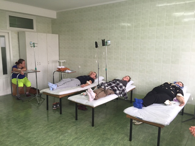 На знімку: серед інших пацієнтів під крапельницею в обласному ендокринному центрі і Андрій (посередині) На знімку: серед інших пацієнтів під крапельницею в обласному ендокринному центрі і Андрій (посередині)