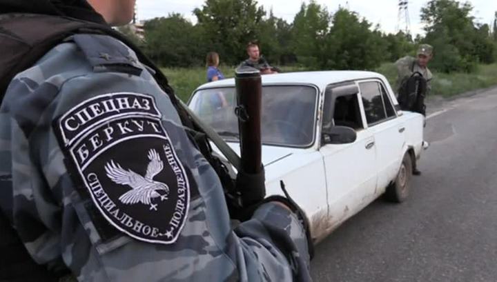 У луганського «Беркута» на шевронах залишилося старе зображення хижого птаха, але напис тепер – російською мовою, зник український прапор, і фон став чорним