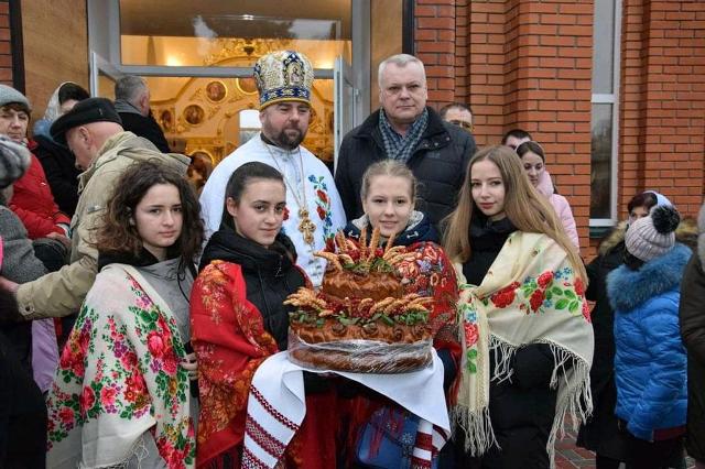 Настоятель храму Різдва Іоана Хрестителя протоієрей Михайло Шевчук і міський голова Сміли Олексій Цибко в очікуванні Предстоятеля Настоятель храму Різдва Іоана Хрестителя протоієрей Михайло Шевчук і міський голова Сміли Олексій Цибко в очікуванні Предстоятеля
