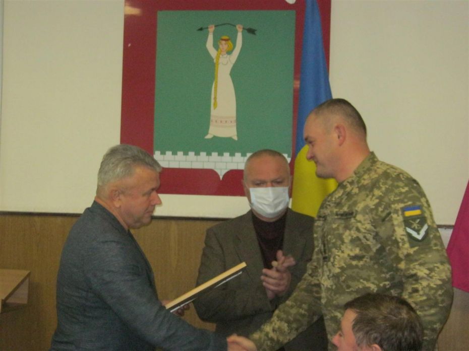 Секретар міської ради Юрій Студанс вручає подяку командиру військової частини у Смілі Володимиру Кульбашному