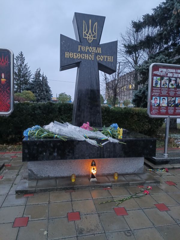 Пам’ятний знак Героям Небесної Сотні на Майдані Слави 