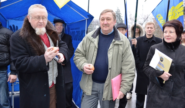 Чорнобилець отець Борис першим розбивав яйце на мітингу опозиції