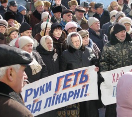 А ці бабусі і дідусі мітингували взимку під прапорами комуністів