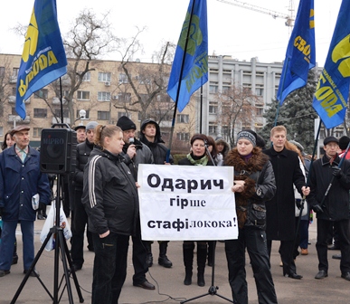 З таким гаслом черкаська опозиція мітингувала нещодавно проти закриття пологового будинку №2