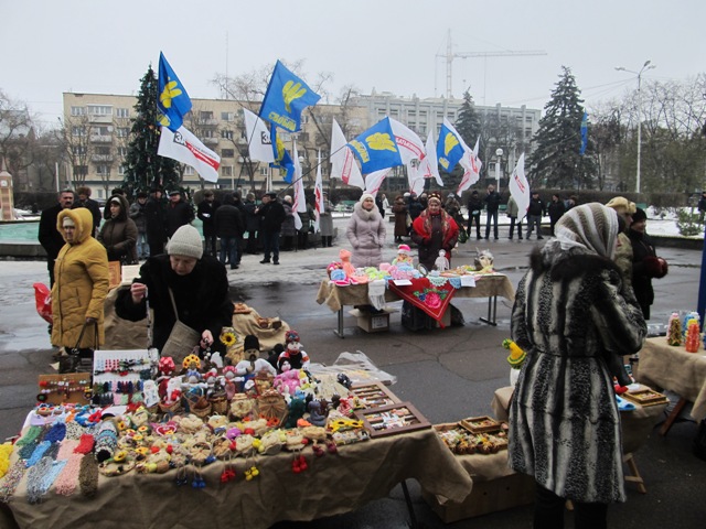 Сусідами опозиціонерів-мітингувальників стали продавці новорічно-різдвяного ярмарку, який також відбувається у сквері за Будинком рад