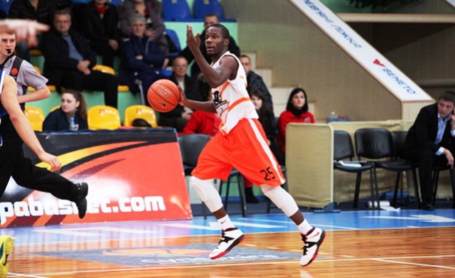 Найрезультативніший гравець сьогодні – американець Рональд Мур (фото з офіційного сайту "Черкаських мавп") Найрезультативніший гравець сьогодні – американець Рональд Мур (фото з офіційного сайту "Черкаських мавп")