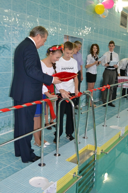 Губернатор доручив перерізати стрічку дітям